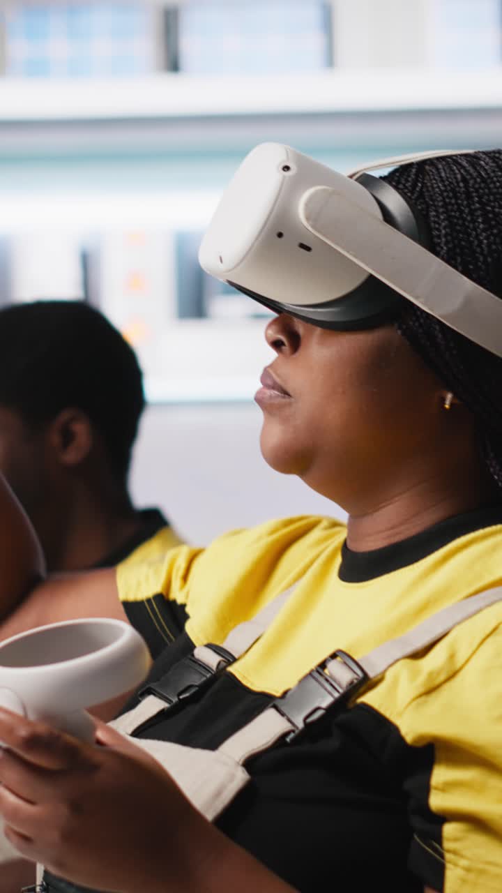 Vertikal video: Solcellefabriksingeniør bruger VR-teknologi til at bygge modeller