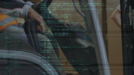 animación del procesamiento de datos sobre el hombre en la carretilla elevadora que trabaja en el almacén