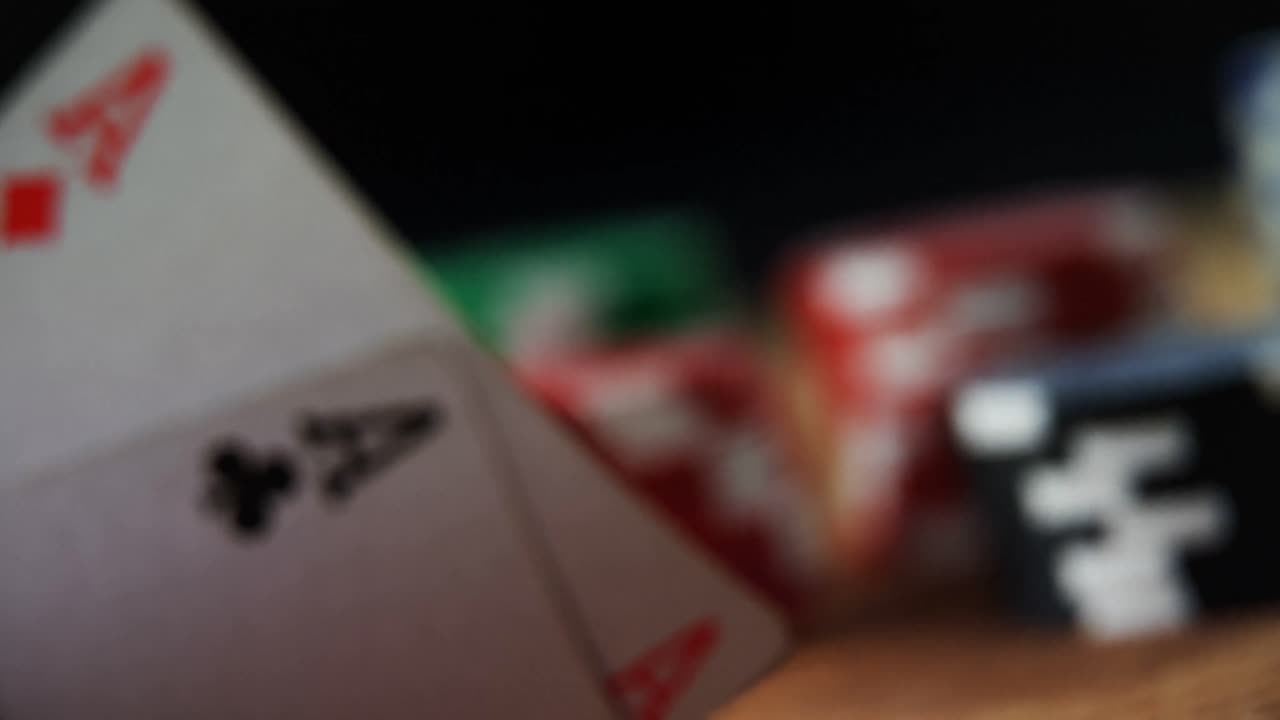 cartas de juego y fichas de casino en la mesa de póquer 4k