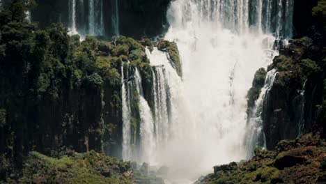 Pájaros-Volando-Cerca-De-Cascadas-En-El-Parque-Nacional-De-Las-Cataratas-Del-Iguazú-En-Brasil---Tiro-De-Seguimiento