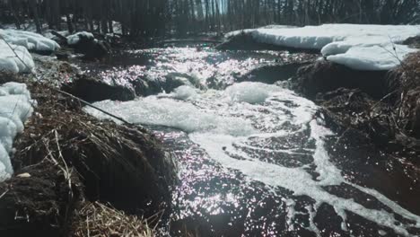 Frühlingsabfluss-Durch-Einen-Ausgewaschenen-Düker---Slomo