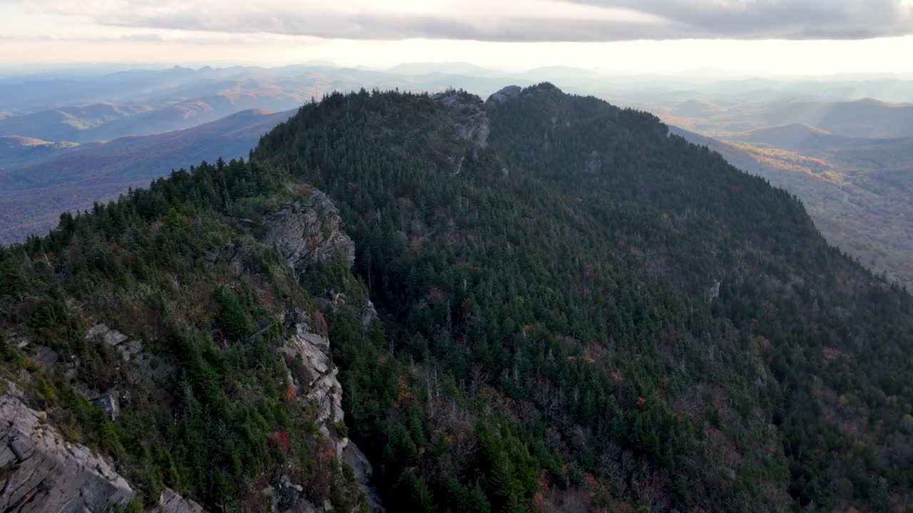 afloramientos rocosos aéreos en la cima de la montaña abuelo nc, carolina del norte cerca de boone y blowing rock nc