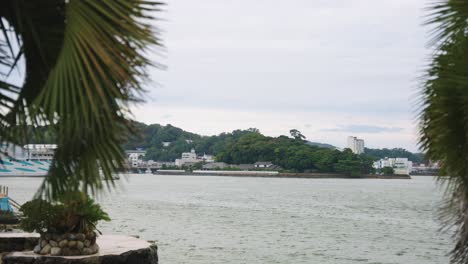 Edificio-De-Tormentas-En-La-Bahía-De-Toba-En-Mie,-Japón