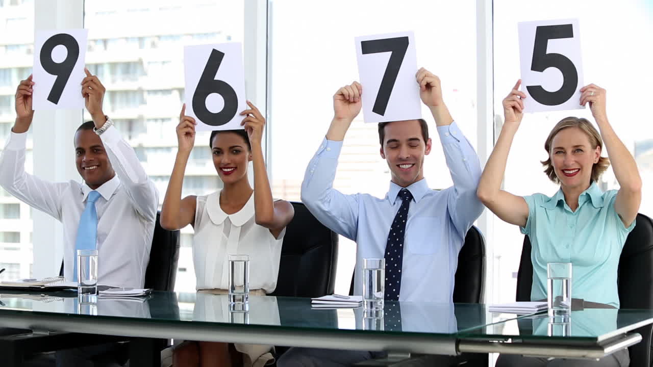 점수를 보여주는 사업가들