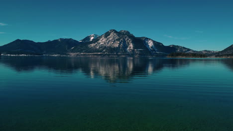 pintoresco lago bávaro walchensee en el sur de alemania en las montañas de los alpes cerca de austria