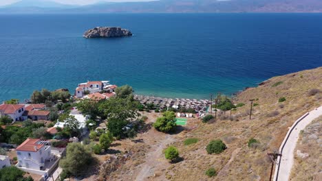 Vlihos-Beach,-Ein-Weiterer-Der-Wenigen-Echten-Strände-Von-Hydra,-Liegt-Im-Gleichnamigen-Kleinen-Ferienort