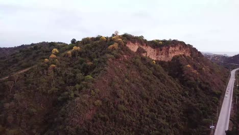 Montaña-Rocosa-Escénica-Con-árboles-Otoñales-En-El-Parque-Nacional-Cajas,-Azuay,-Ecuador---Disparo-De-Seguimiento-De-Drones