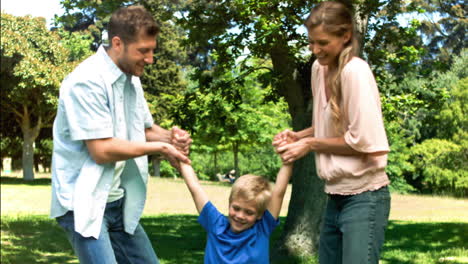 Familie-Spielt-Zusammen-In-Zeitlupe