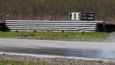 Coche-A-La-Deriva-En-Una-Pista-De-Carreras-Que-Pasa-A-Cámara-Lenta