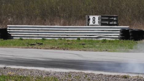 coche a la deriva en una pista de carreras que pasa a cámara lenta