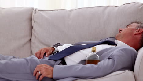 Hombre-De-Negocios-Alcohólico-Acostado-Y-Durmiendo-En-El-Sofá