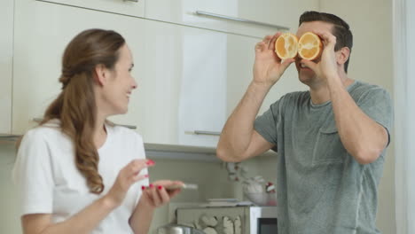 una pareja feliz de primer plano divirtiéndose en el desayuno. una mujer sonriente tomando una foto.