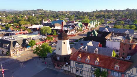 Antena-Sobre-La-Pintoresca-Ciudad-Danesa-De-Solvang-California-Con-Molino-De-Viento-De-Dinamarca-Y-Tiendas-1