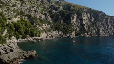 Costa-De-Amalfi,-Dji-Drone,-Playa,-Ciudad,-Montañas-Y-Barcos