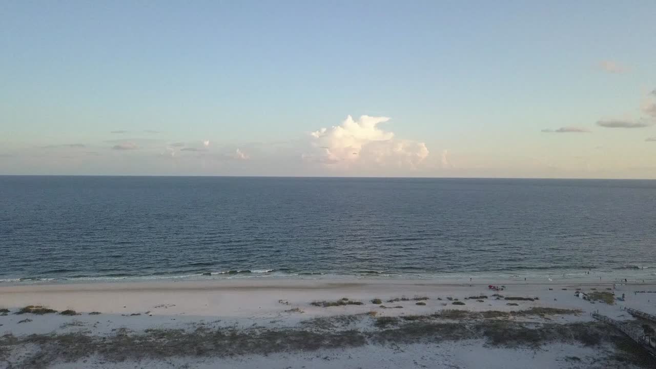 끝없는 해변을 따라 부서지는 파도, 앨라배마 주 멕시코만에 있는 오렌지 해변 - 공중 드론 샷