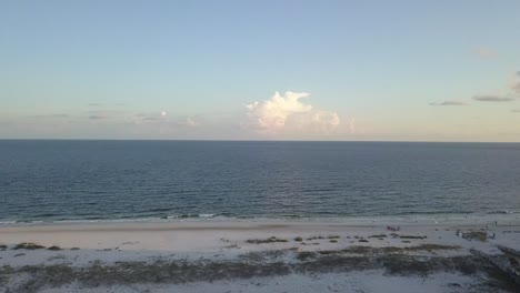 Wellen,-Die-Entlang-Des-Endlosen-Strandes-Krachen,-Orangefarbener-Strand-Am-Golf-Von-Mexiko-In-Alabama---Luftdrohnenaufnahme