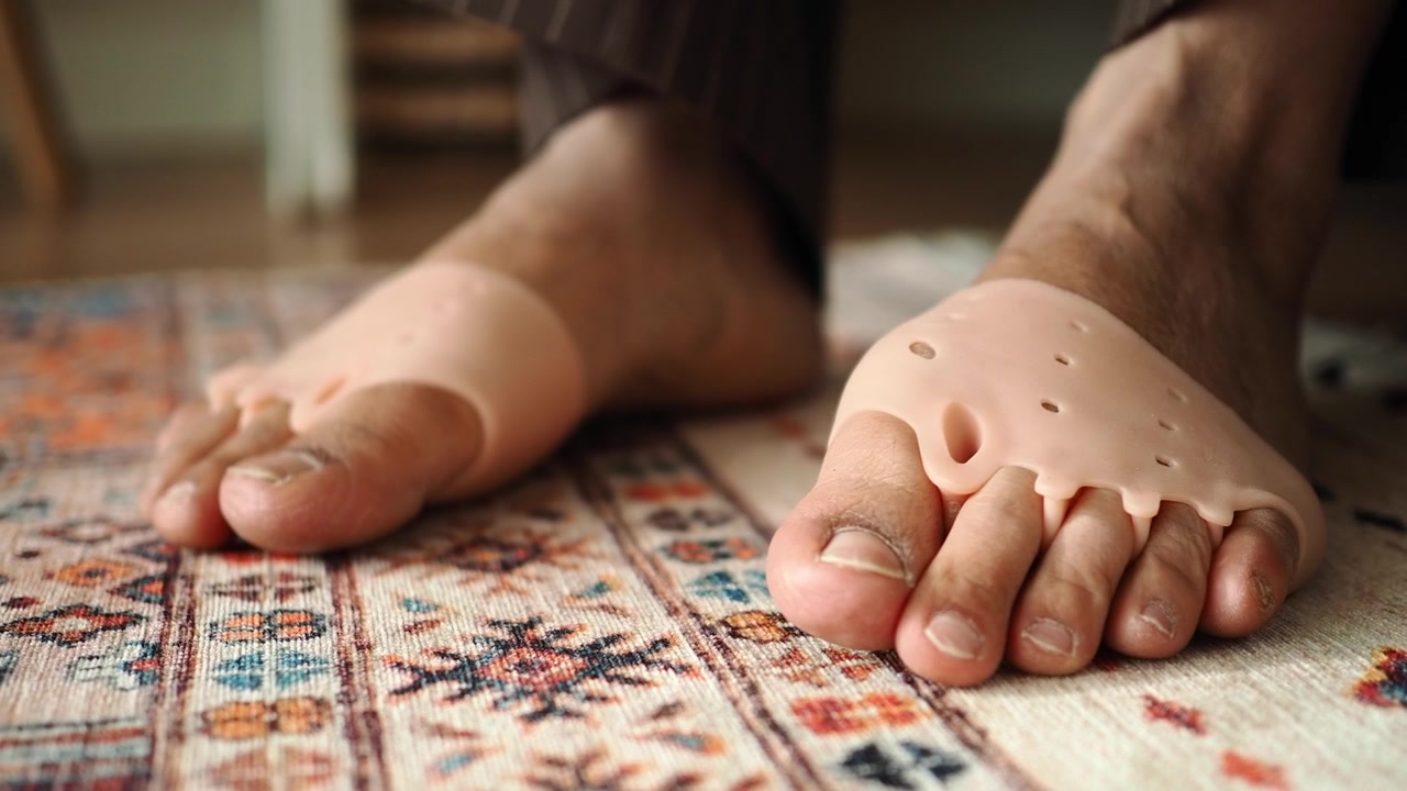 Persona che indossa separatori in silicone per dita dei piedi per la cura dei piedi