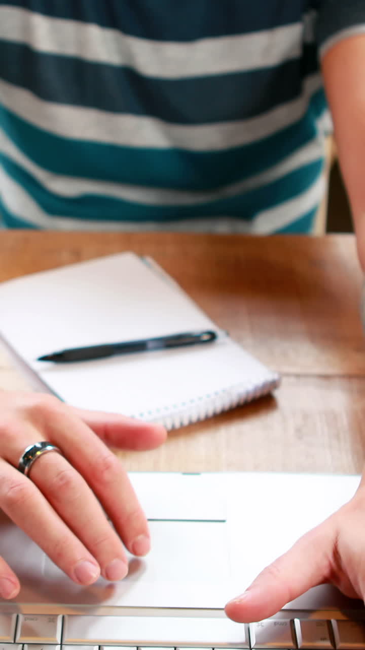 hombre de negocios casual usando su portátil en el escritorio