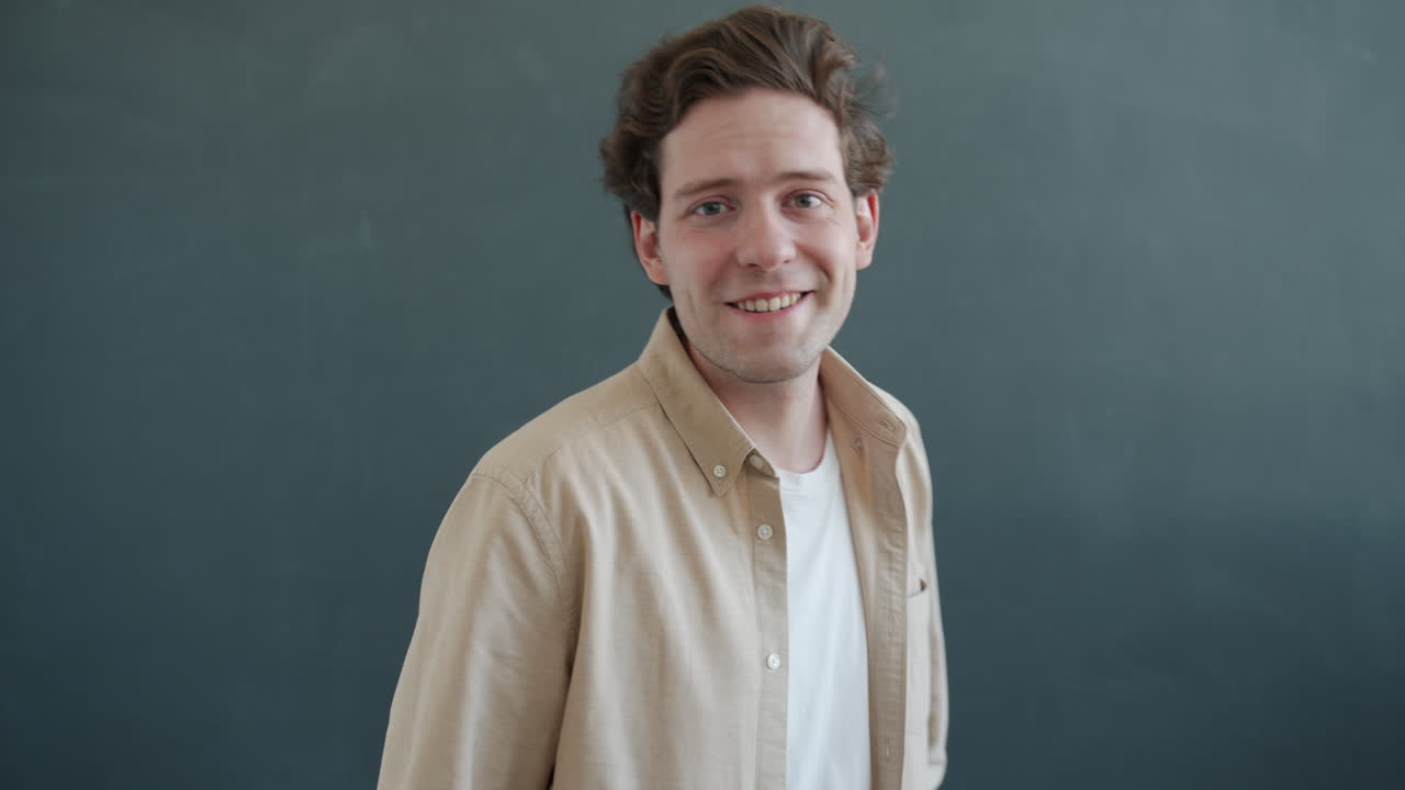 retrato de un hombre sonriente