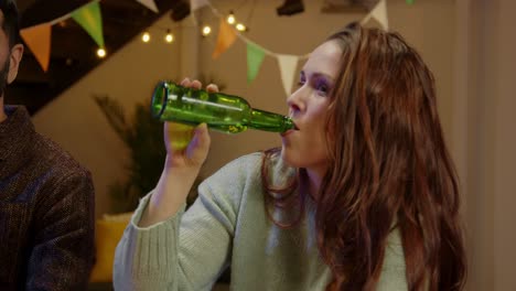 Gruppe-Von-Freunden-Zu-Hause-Oder-In-Der-Bar,-Die-Auf-Der-St.-Patrick&#39;s-Day-Party-Feiern-Und-Gemeinsam-Alkohol-Trinken-2