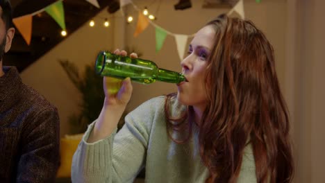 grupo de amigos en casa o en un bar celebrando en la fiesta del día de san patricio bebiendo alcohol juntos 2