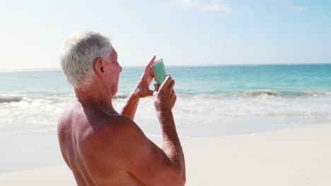 Rentner-Alter-Mann-Steht-Beim-Fotografieren