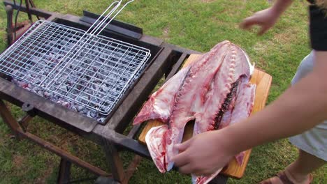 Fisch-Kurz-Vor-Dem-Grillen,-Grillen