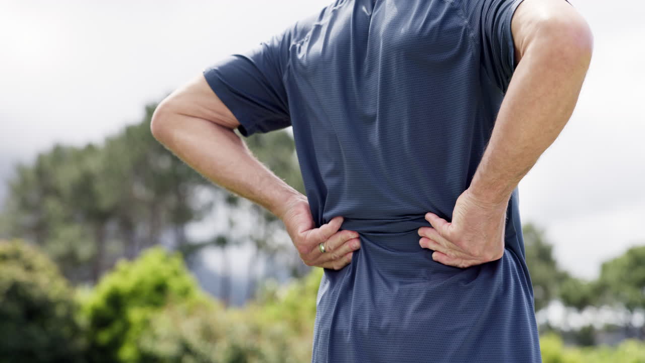 hombre de edad avanzada, dolor de espalda y lesiones de fitness