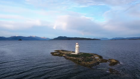 faro en un lago en noruega