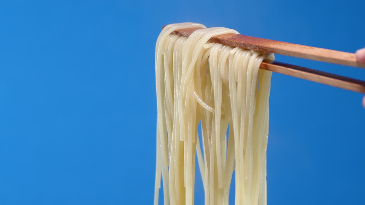 Spaghetti bolliti con vapore caldo sulle pinze di legno