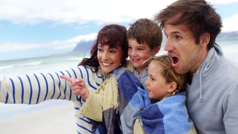 Glückliche-Familie,-Die-Am-Strand-Genießt