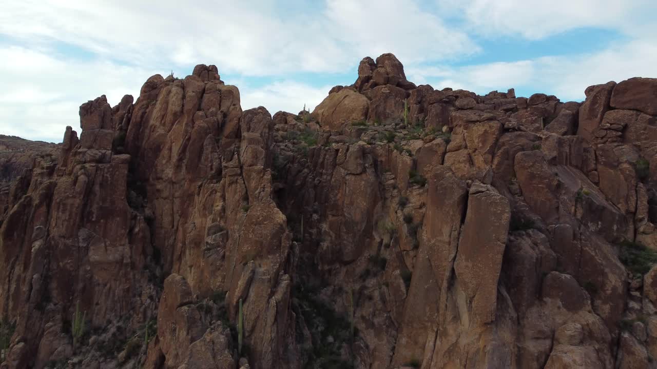acercándose a un acantilado rocoso en las montañas de la superstición en arizona