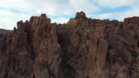 Annäherung-An-Eine-Felsige-Klippe-In-Den-Superstition-Mountains-In-Arizona