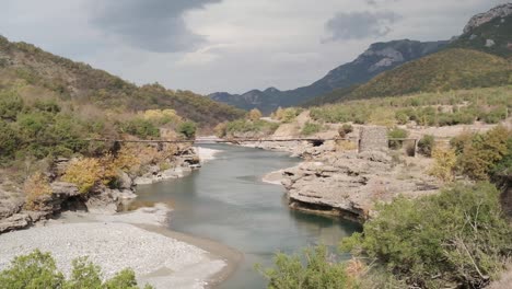 río vjose en albania durante la temporada de otoño