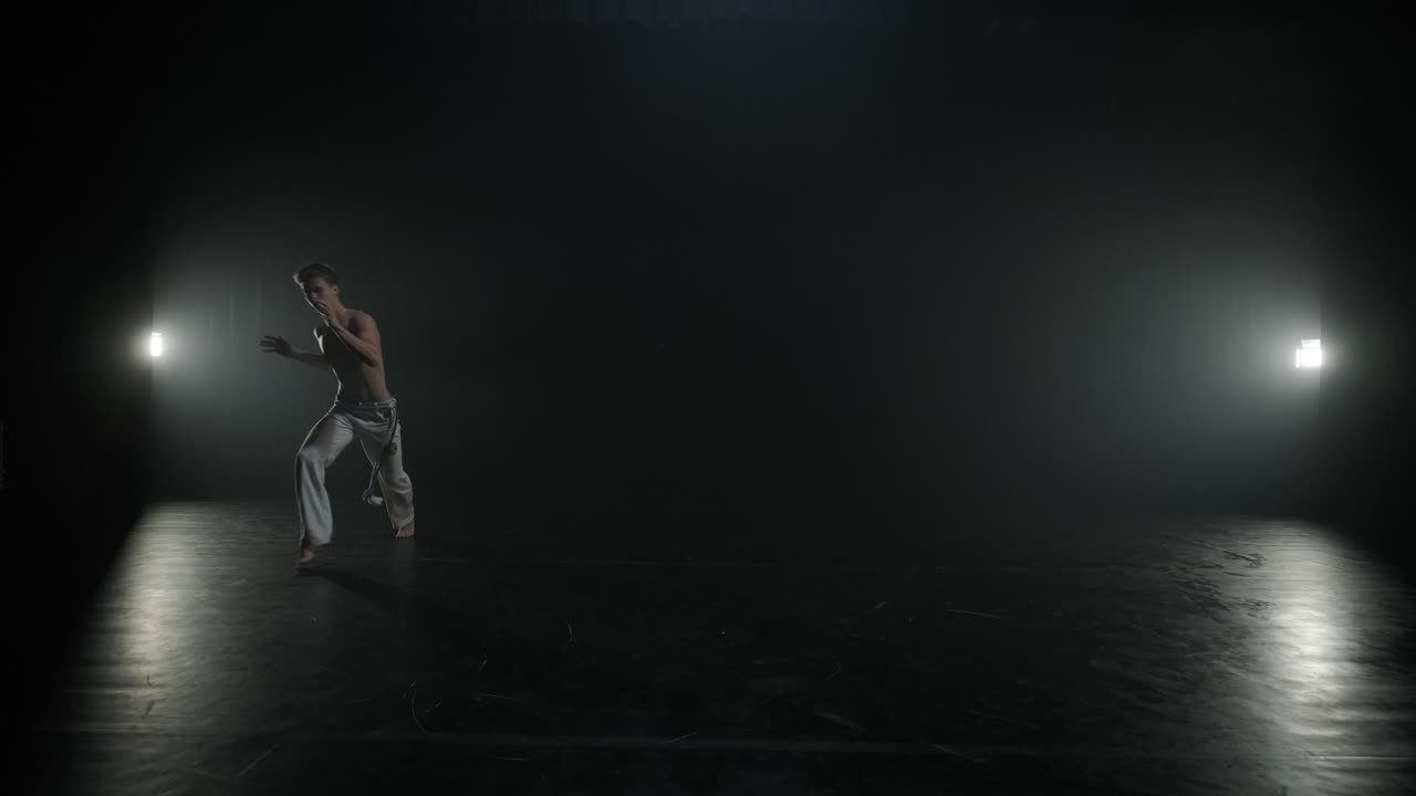 Esibizione di capoeira in uno studio