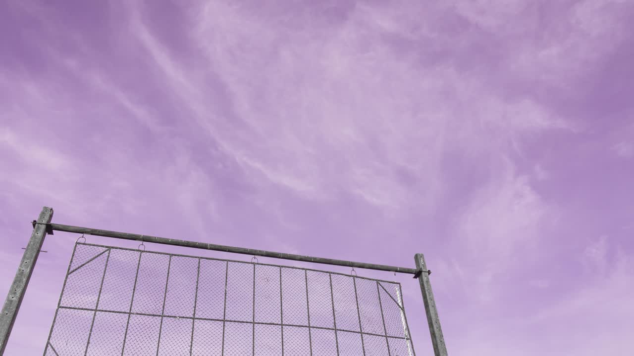 nubes de curry blancas aireadas en una mañana de primavera. vista de ángulo bajo de cielo azul claro. muchos pájaros pequeños volando en la atmósfera. buen tiempo feliz temporada de primavera en un día brillante entorno timelapse