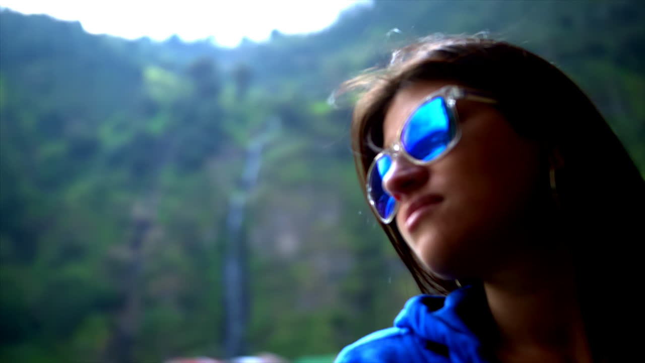 vista panorámica de una mujer con anteojos frente a la cascada del caldero del diablo