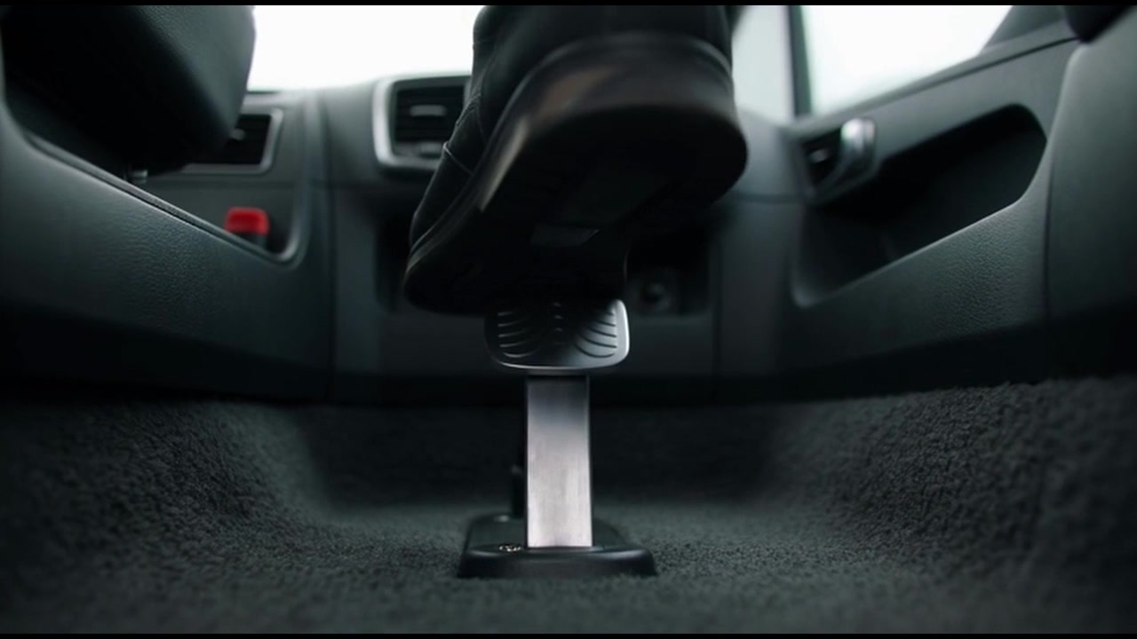Conducente che preme il pedale dell'acceleratore dell'auto in un veicolo moderno