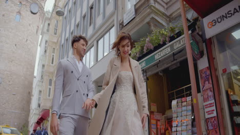 una pareja caminando por estambul.