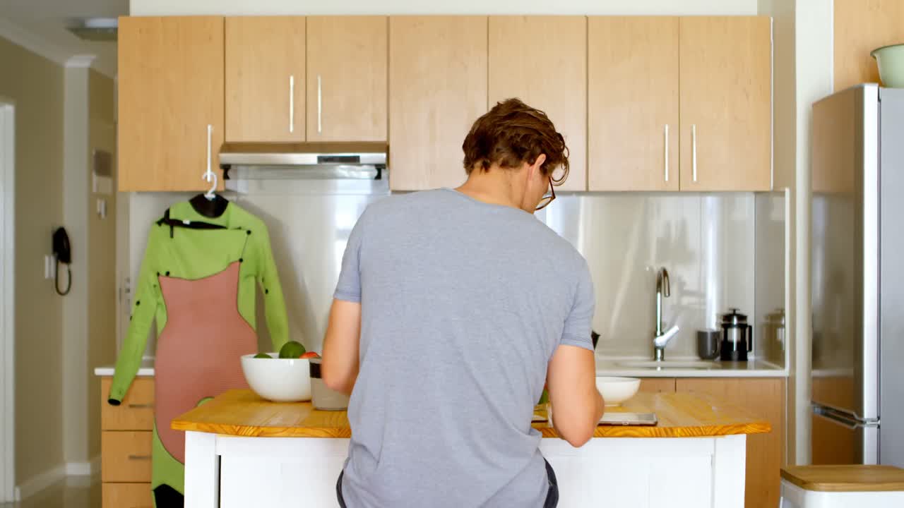 мужчина использует мобильный телефон в гостиной 4k