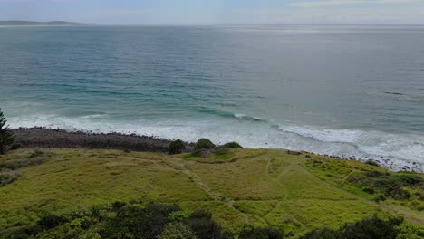 View-Of-The-Pacific-Ocean-From-Pat-Morton-Lookout-On-Top-Of-Lennox-Point---Lennox-Head,-NSW,-Australia---descending-drone-shot