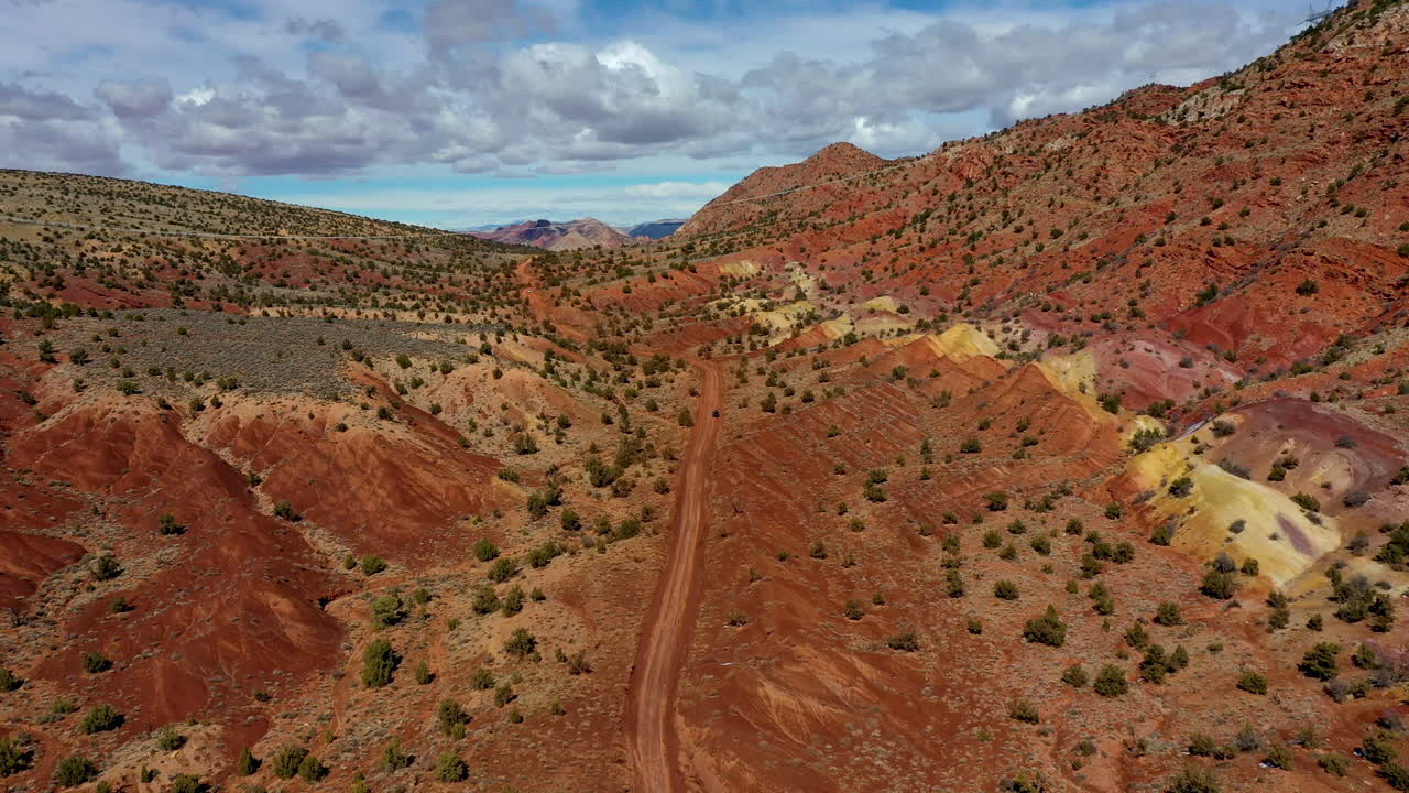 toma aérea en movimiento hacia adelante de las increíbles rocas y el paisaje de kanab, utah