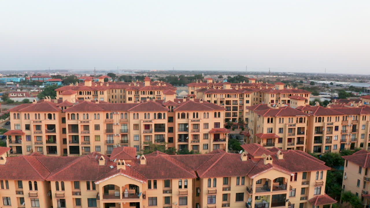Immagini aeree di un condominio della classe media a Luanda, Angola 3