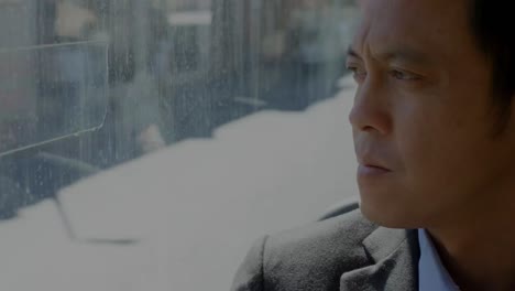 버스에서 두 인종의 사업가에 대한 데이터 처리 애니메이션