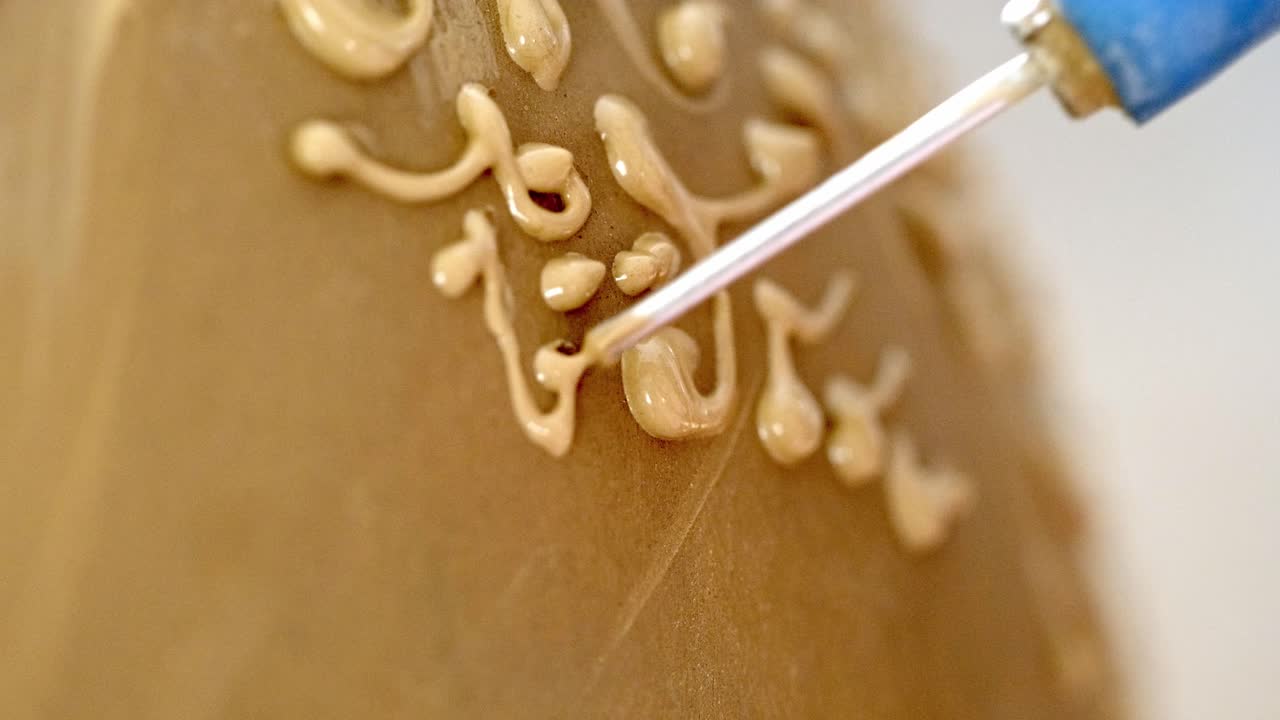 Decorating a ceramic piece with a tool