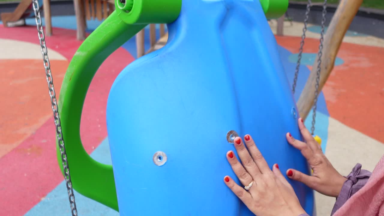 columpios coloridos en un patio de recreo