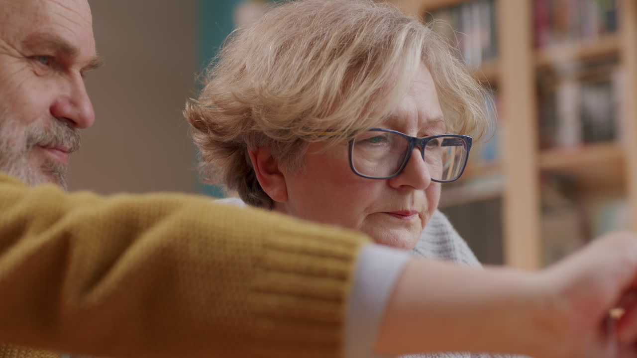 primer plano de los rostros de una pareja caucásica de edad avanzada frente a la computadora