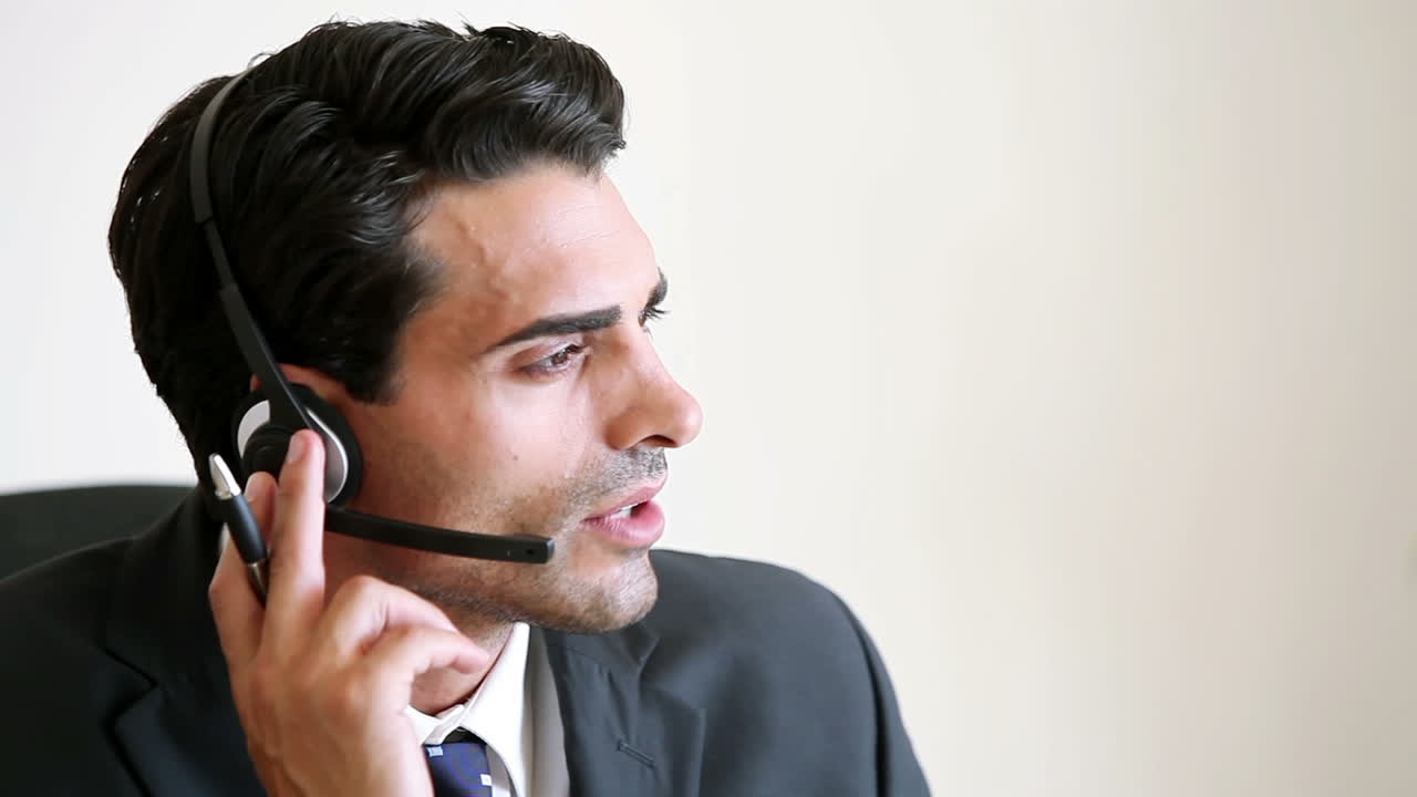 Operatore di call center che parla con un cliente