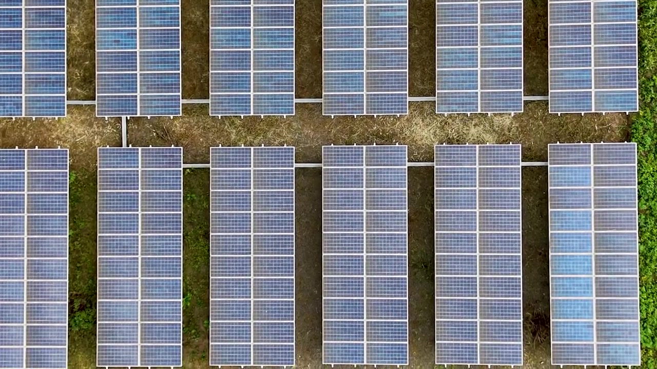 Vista aerea di un parco fotovoltaico nell'Africa rurale