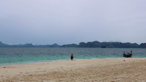 보트 들 이 경치 좋은 바위 섬 해변 에 접근 한다